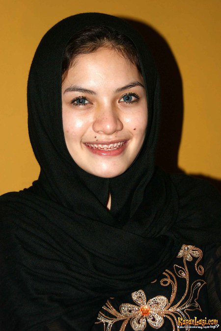 nikita mirzani berjilbab 3.jpg